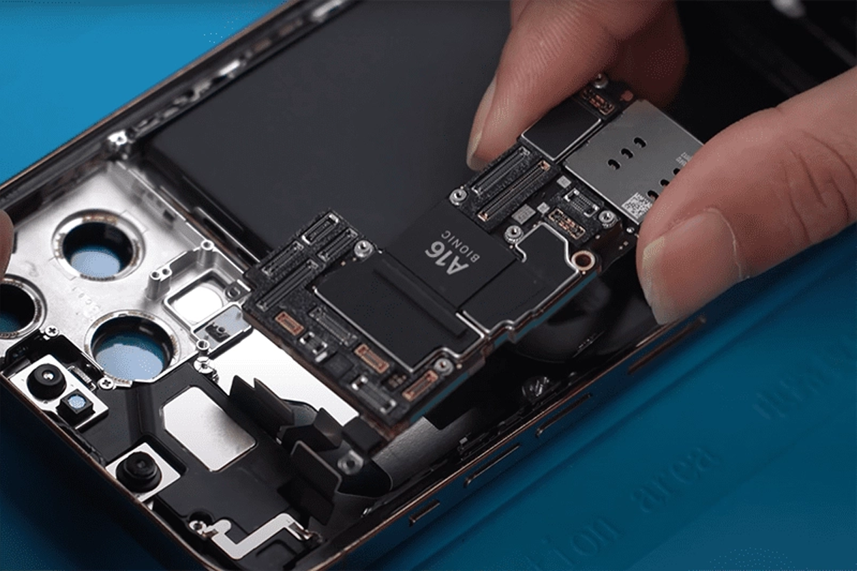 Điện thoại rơi nước vẫn chạy? Đừng mừng vội, hiểm họa ngầm đang chờ! - Hình 2 Điện thoại rơi nước vẫn chạy? Đừng mừng vội, hiểm họa ngầm đang chờ! - Hình 2