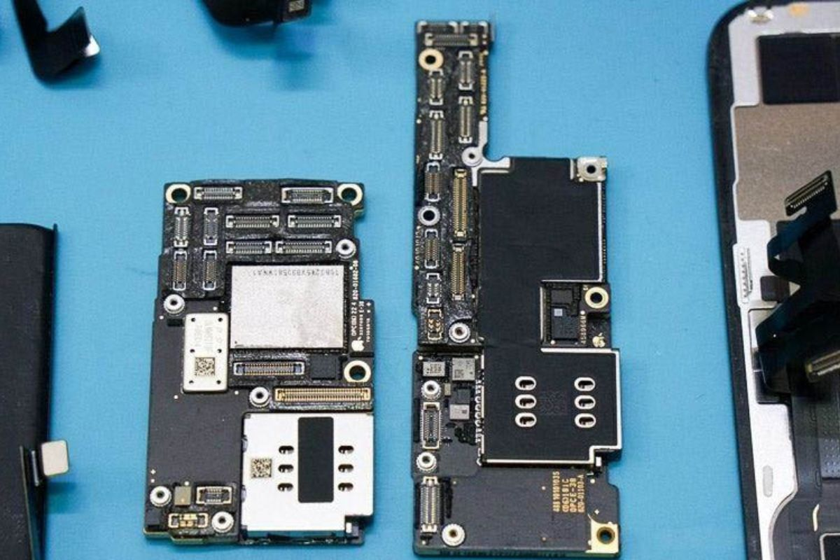 Bo mạch chủ và các linh kiện bên trong lỏng lẻo Bo mạch chủ và các linh kiện bên trong lỏng lẻo