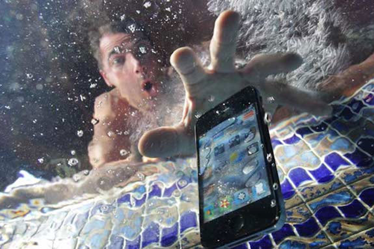 Điện thoại bị vô nước? 5 Bước Cứu Máy Khẩn Cấp Trong 10 Phút Đầu Tiên - Hình 1