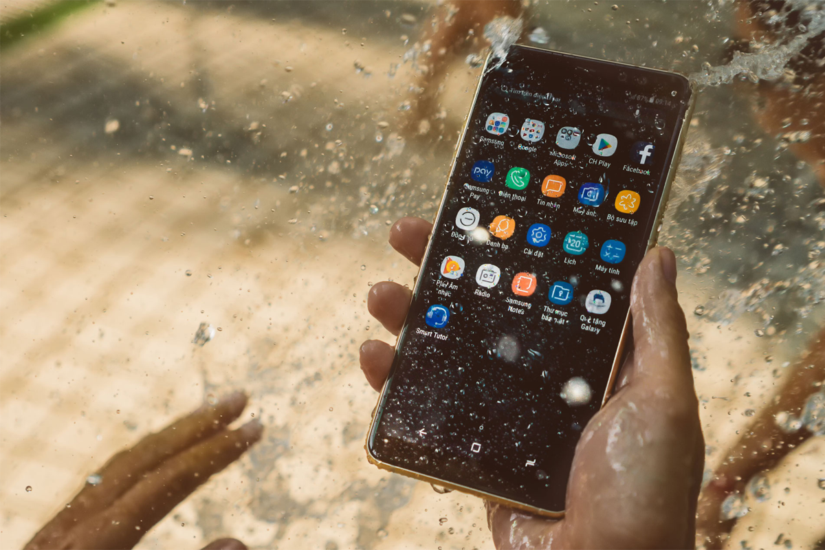 Điện thoại rơi nước vẫn chạy? Đừng mừng vội, hiểm họa ngầm đang chờ!