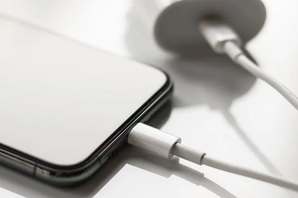 Dùng Sạc Nhanh iPhone: Lợi Hay Hại? Hướng Dẫn Sạc Đúng Cách 2025