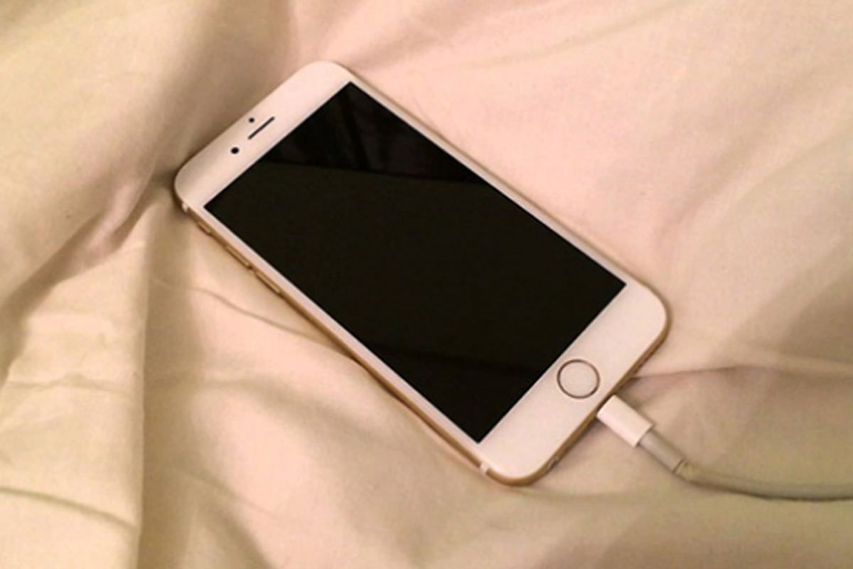 iPhone Sạc Pin Không Lên Nguồn? 8 Cách Khắc Phục Nhanh Chóng Tại Nhà 2025