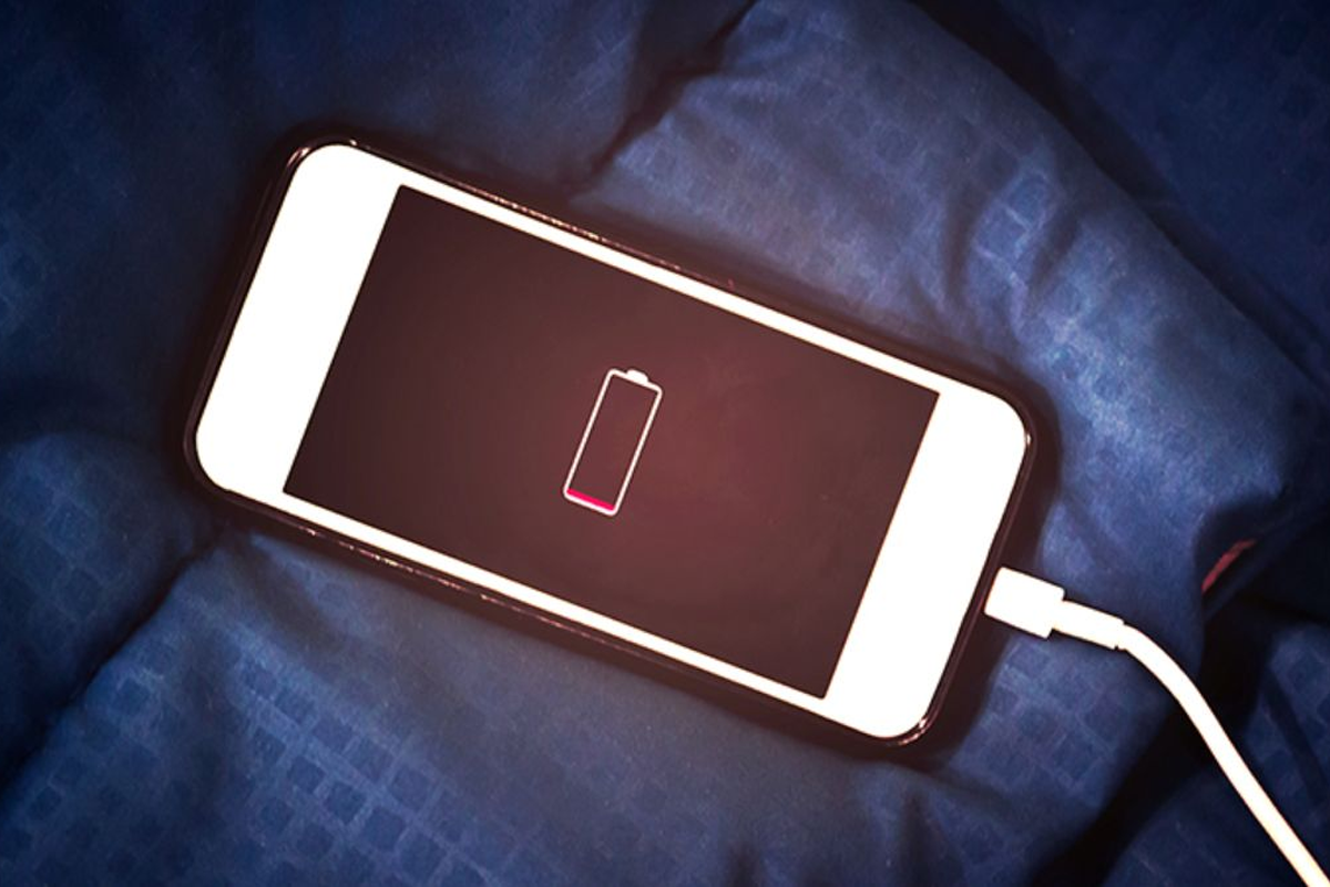 Sạc Điện Thoại Qua Đêm Có Hại Pin Không Mẹo Bảo Vệ Pin Cực Đơn Giản - Hình 1 Sạc Điện Thoại Qua Đêm Có Hại Pin Không Mẹo Bảo Vệ Pin Cực Đơn Giản - Hình 1