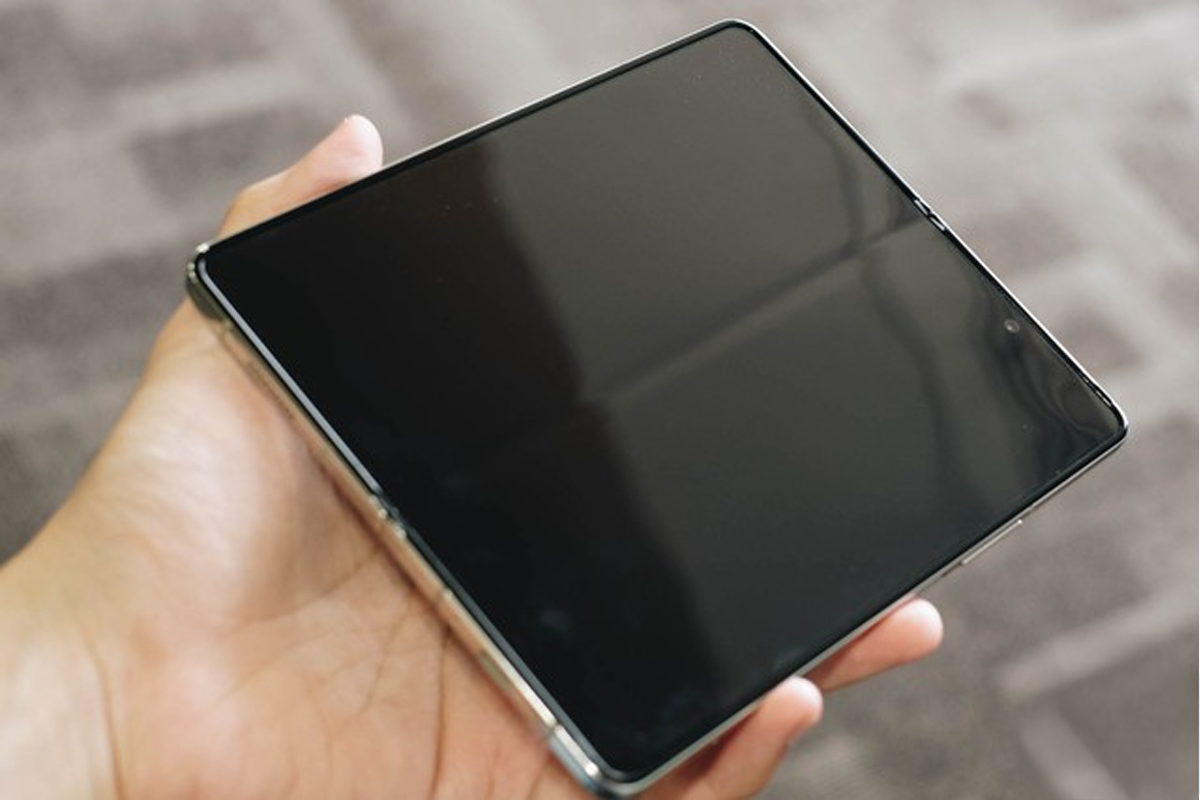 Điện thoại gập bị đen màn, tắt nguồn: Nguyên nhân & Cách xử lý dứt điểm
