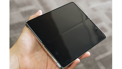 Điện thoại gập bị đen màn, tắt nguồn: Nguyên nhân & Cách xử lý dứt điểm