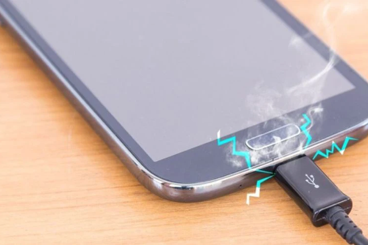 iPhone Sạc Bị Rò Điện, Giật Tê? 5 Nguyên Nhân & Cách Xử Lý An Toàn Ngay - Hình 2 iPhone Sạc Bị Rò Điện, Giật Tê? 5 Nguyên Nhân & Cách Xử Lý An Toàn Ngay - Hình 2