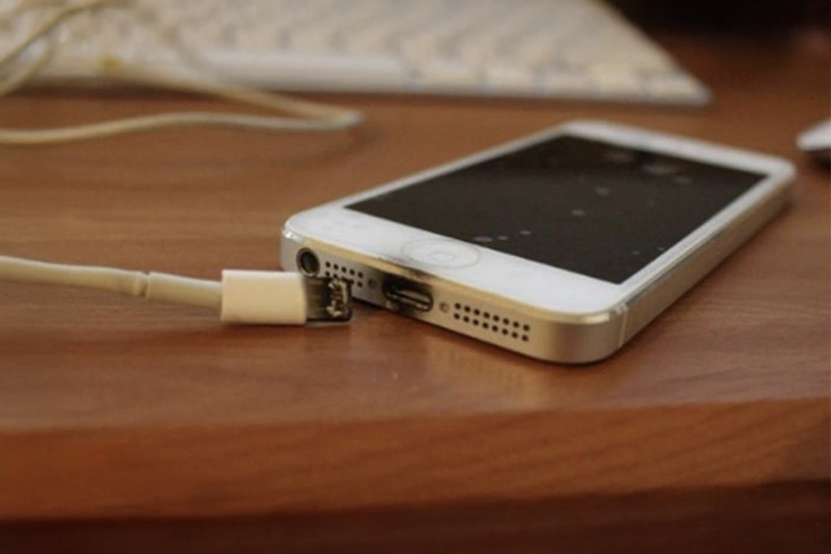 Tại sao iPhone bị cháy chân sạc? 5 Nguyên nhân và Cách xử lý an toàn