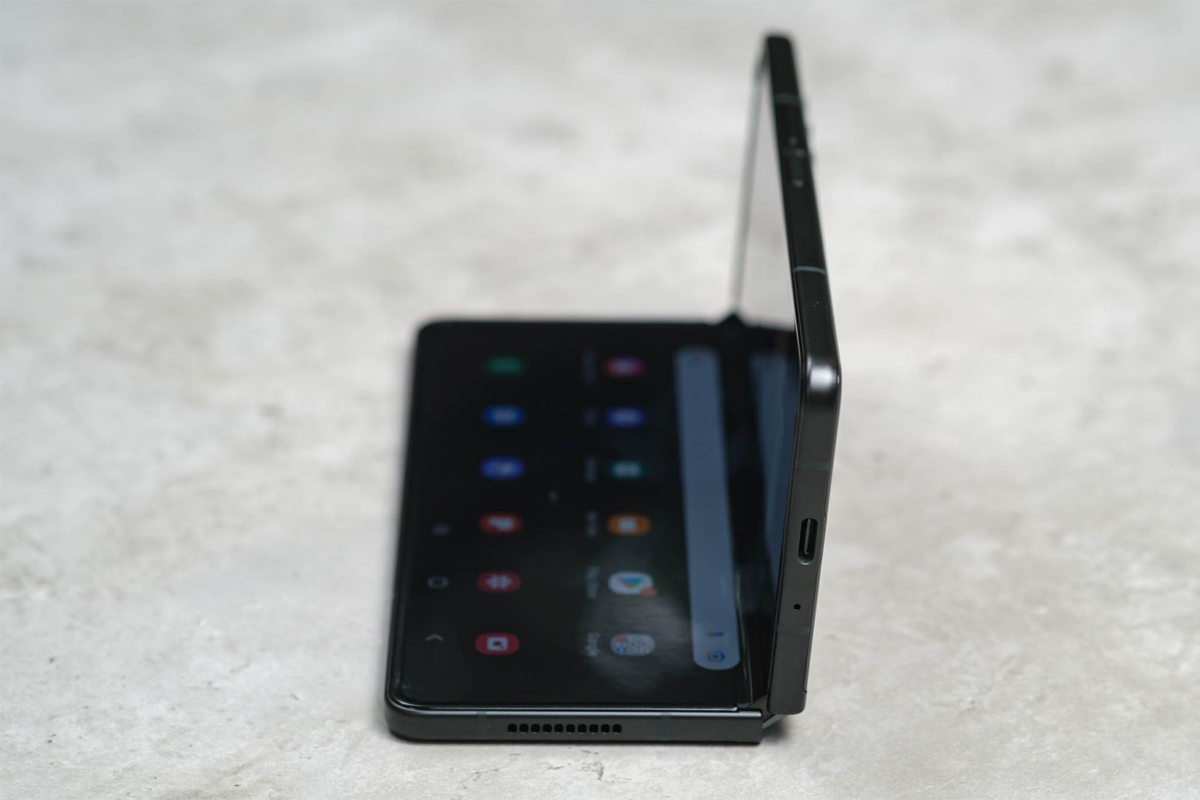 Điện thoại gập bị đen màn, tắt nguồn: Nguyên nhân & Cách xử lý dứt điểm - Hình 1 Điện thoại gập bị đen màn, tắt nguồn: Nguyên nhân & Cách xử lý dứt điểm - Hình 1