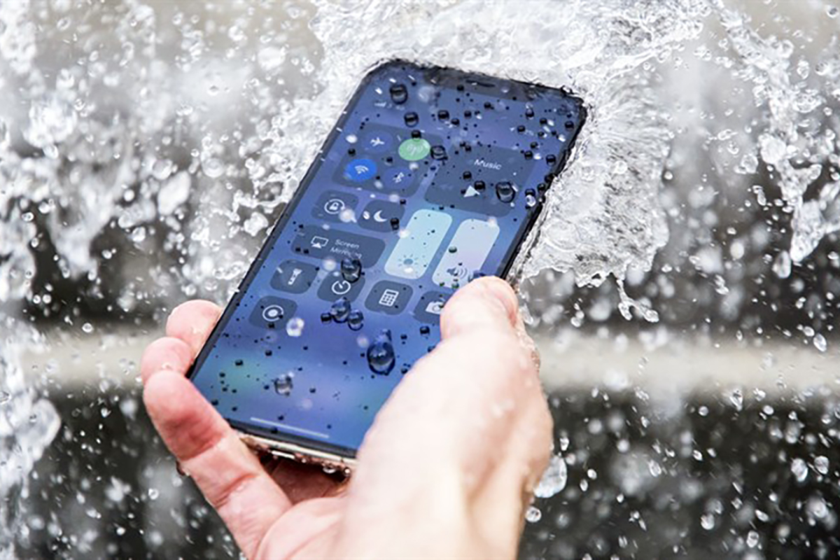 Tại sao chỉ dính một ít nước Face ID đã "tịt"?