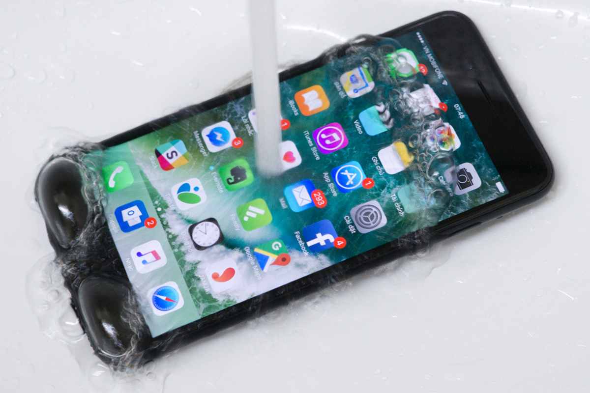 Điện thoại rơi nước vẫn chạy? Đừng mừng vội, hiểm họa ngầm đang chờ! - Hình 1 Điện thoại rơi nước vẫn chạy? Đừng mừng vội, hiểm họa ngầm đang chờ! - Hình 1