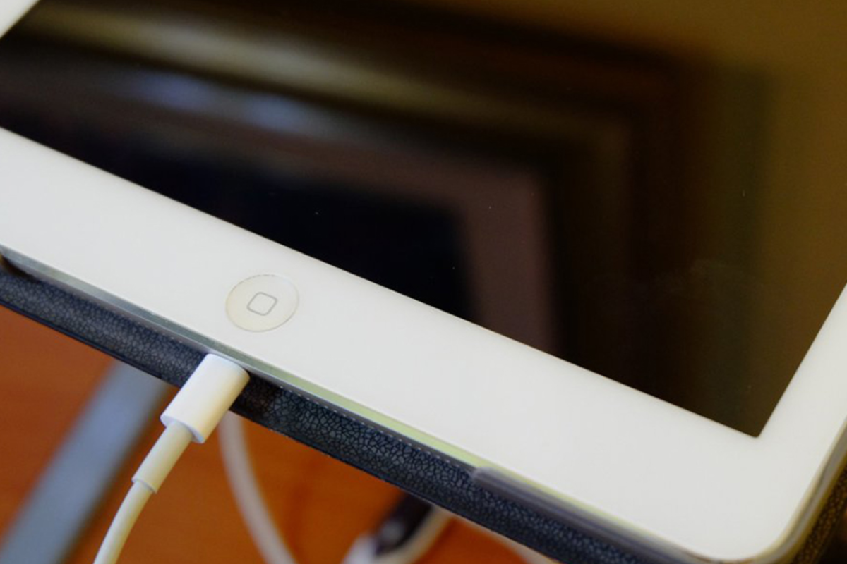 Tại sao iPad sạc không vào pin và cổng sạc bị lỏng chập chờn?