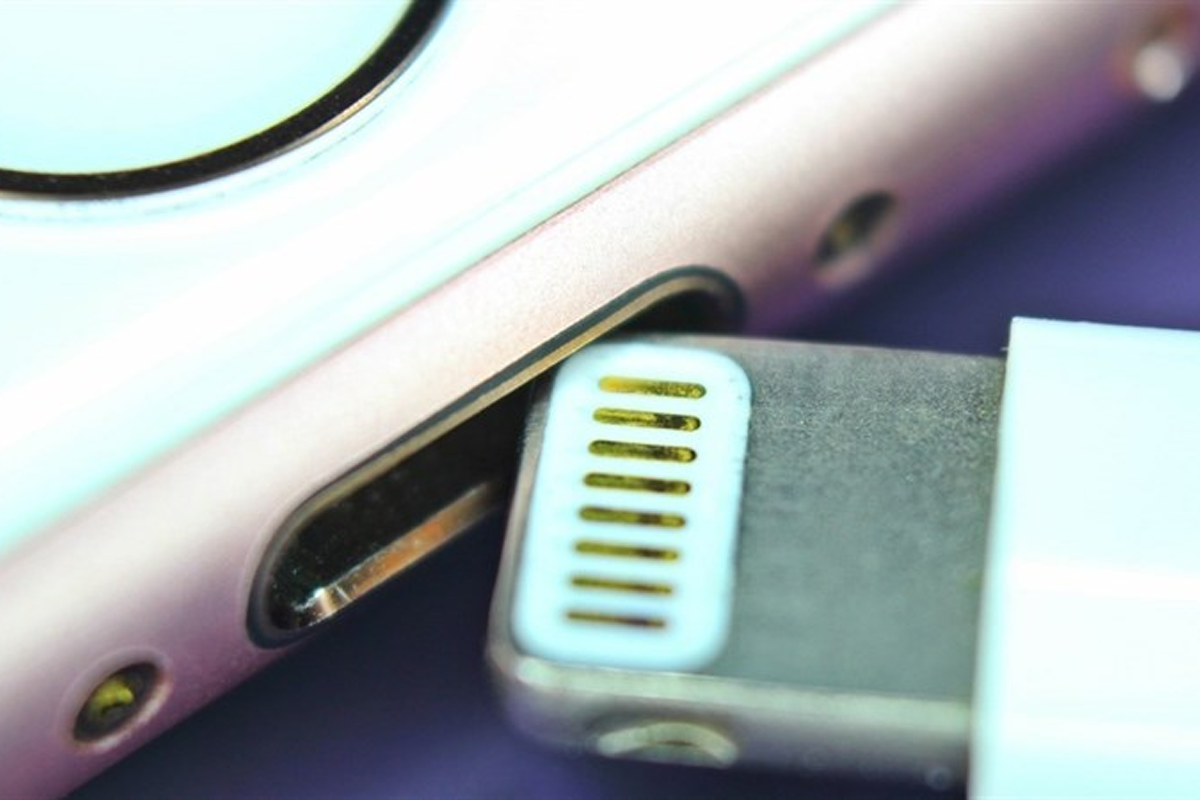 iPhone Sạc Chậm Chờn Lúc Nhận Lúc Không? 8 Cách Sửa Nhanh Tại Nhà - Hình 2 iPhone Sạc Chậm Chờn Lúc Nhận Lúc Không? 8 Cách Sửa Nhanh Tại Nhà - Hình 2