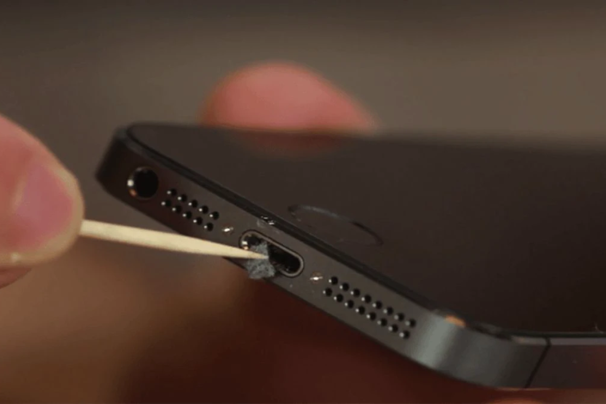 Bước 2: Vệ sinh chân sạc iphone đúng cách