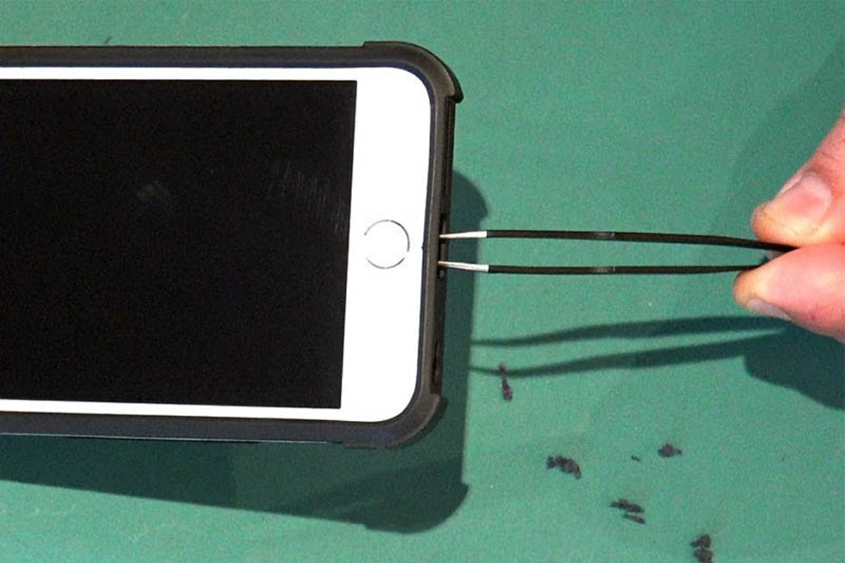 iPhone không nhận sạc 8 Nguyên nhân & Cách khắc phục tại nhà hiệu quả 2025 - Hình 2 iPhone không nhận sạc 8 Nguyên nhân & Cách khắc phục tại nhà hiệu quả 2025 - Hình 2