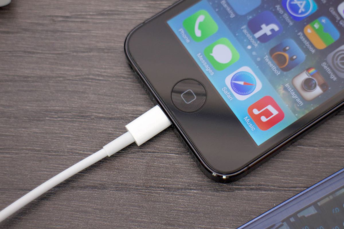 iPhone Loạn Cảm Ứng Khi Cắm Sạc: 5 Cách Khắc Phục & Phân Biệt Lỗi Sạc/Màn - Hình 1